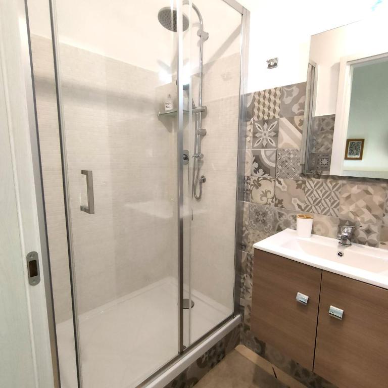 Casa Viola a 900 mt dalla Staz. Centrale - Camera Matrimoniale con Bagno Privato - 5