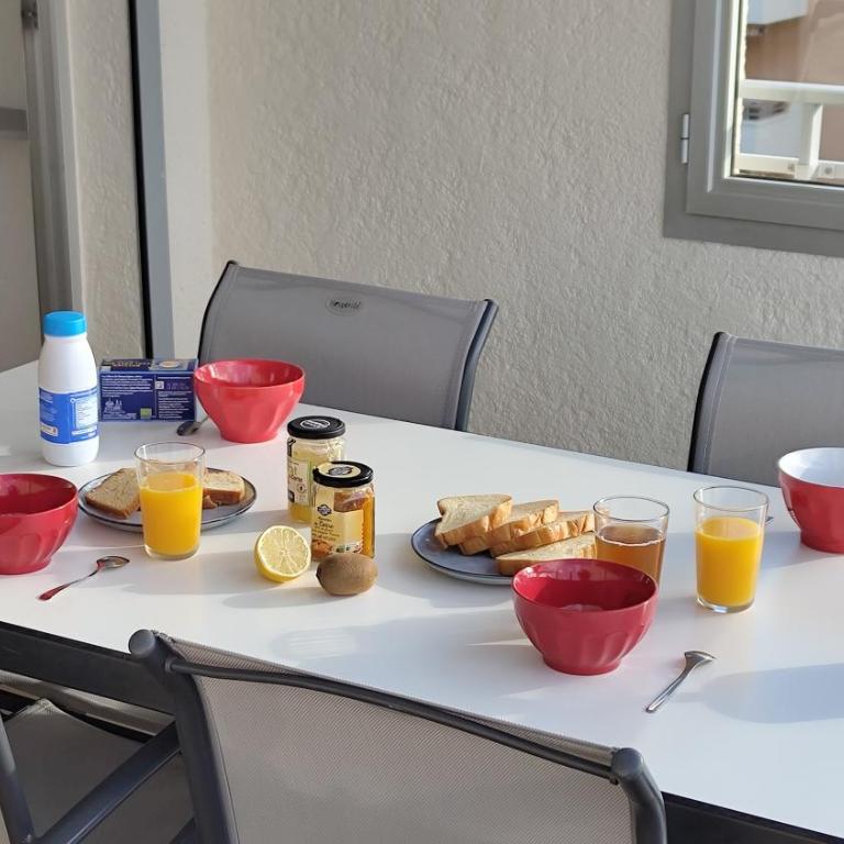 T3, 2ch, classé 3,parking gratuit sur place à 600m de la plage, des commerces ,du port proche st tropez - Appartement 2 Chambres - 27