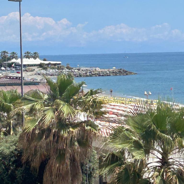 VISTA MARE SAVONA "Posto auto e ombrellone con due sdraio compreso" - Appartamento con 1 Camera da Letto - 2