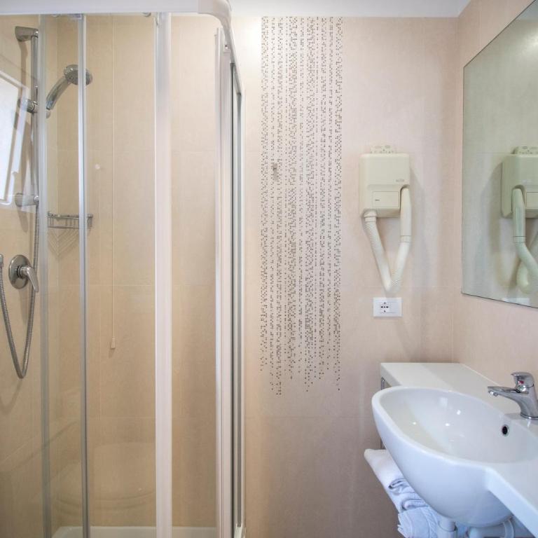 Hotel Lux - Camera Matrimoniale - 4