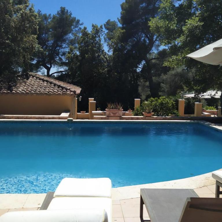 Cote d'Azur Villa mit Haupt und Nebenhaus, Pool und Poolküche - Villa avec Piscine Privée - 1