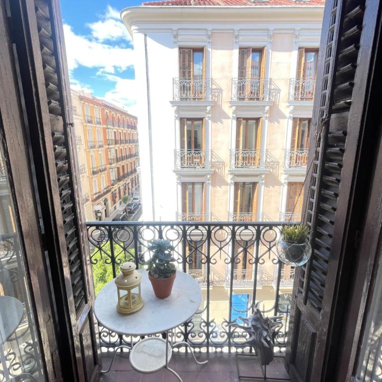 The SECRET PALACE - One-Bedroom Apartment with Balcony and City View - 7