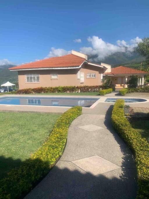 Quinta en el Valle de Yunguilla - Casa de 6 dormitorios - 9