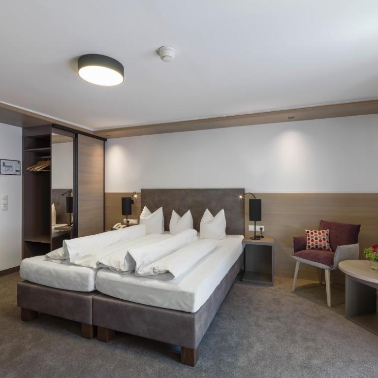 Quality Hosts Arlberg - Hotel Goldenes Kreuz B&B - Sommerkarte Premium inklusive - Comfort Doppelzimmer mit Balkon - 4