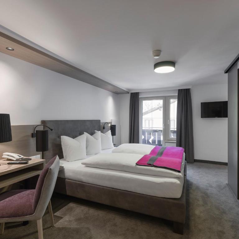 Quality Hosts Arlberg - Hotel Goldenes Kreuz B&B - Sommerkarte Premium inklusive - Superior Zimmer mit Balkon - 4