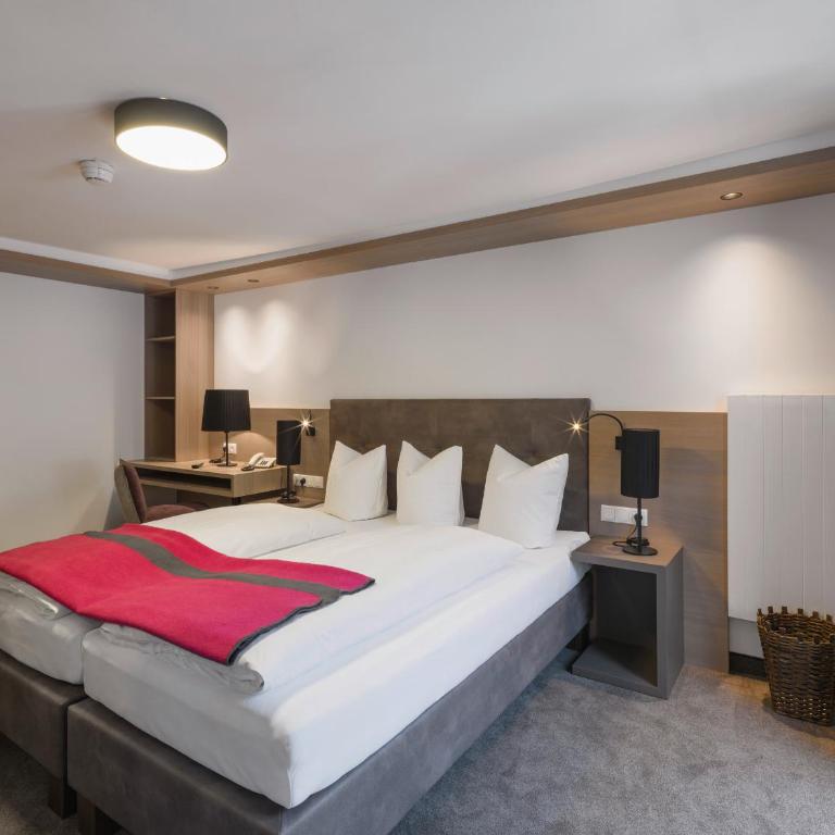 Quality Hosts Arlberg - Hotel Goldenes Kreuz B&B - Sommerkarte Premium inklusive - Superior Zimmer mit Balkon - 3