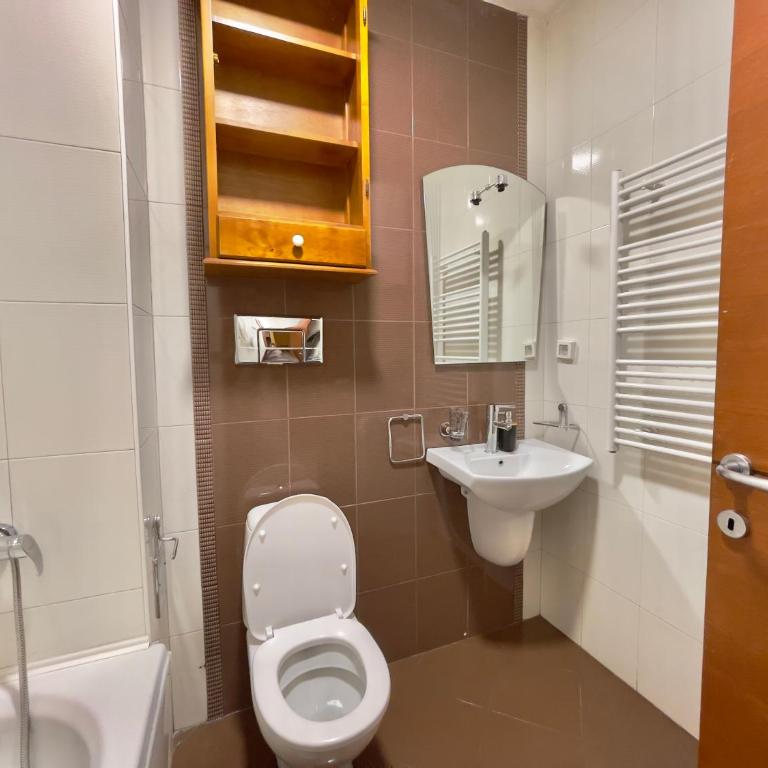 Heart of the City Stunning comfort,Balcony ,Netflix,Free Wi-Fi - Deluxe One-Bedroom Apartment with City View - 10