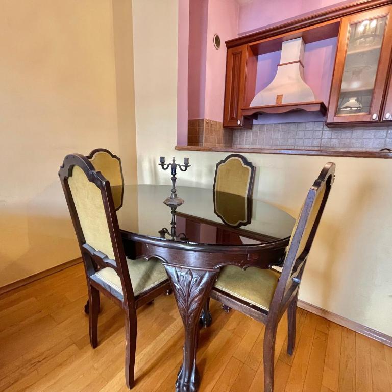 Heart of the City Stunning comfort,Balcony ,Netflix,Free Wi-Fi - Deluxe One-Bedroom Apartment with City View - 7