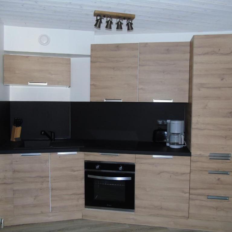 Appartement rénové 2 pièces pour 4 pers, balcon, proche télécabine, commerces, et écoles de ski - FR-1-561-33 - Apartment (4 Erwachsene) - 4