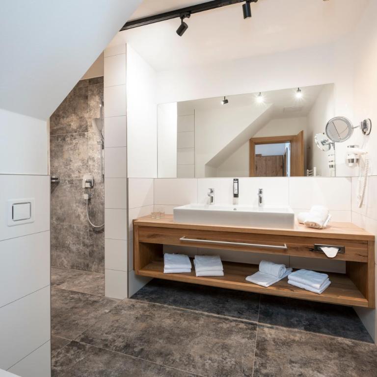 Hotel Almschlössl & Schrotteralm - Maisonette-Ferienwohnung mit 2 Schlafzimmern, 2 Badezimmern, Balkon und Panoramablick - 3