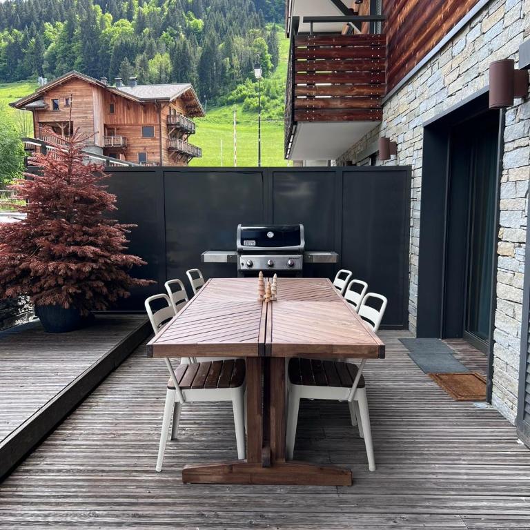 Modern 3 bedroom apartment close to lifts - Three-Bedroom Apartment - 11