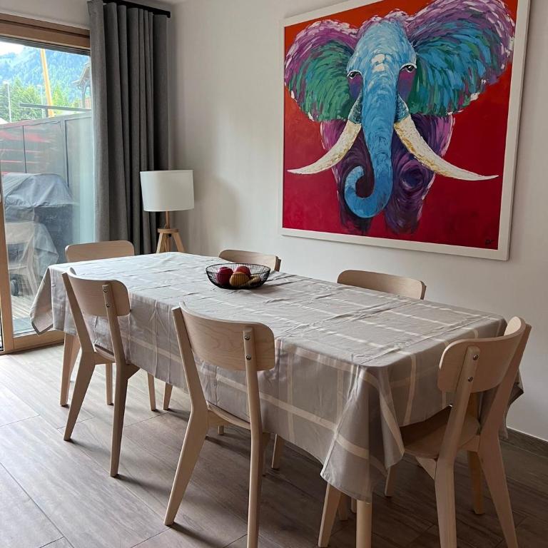 Modern 3 bedroom apartment close to lifts - Three-Bedroom Apartment - 7