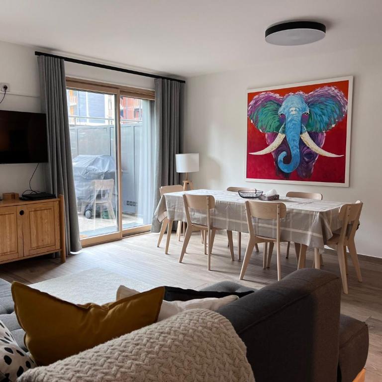 Modern 3 bedroom apartment close to lifts - Three-Bedroom Apartment - 1