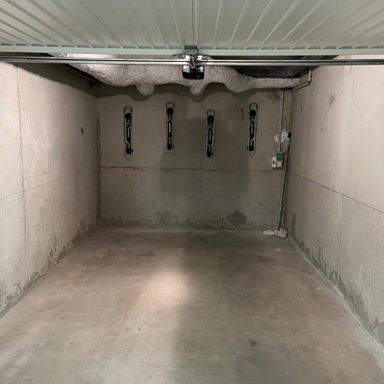 Modern 3 bedroom apartment close to lifts - Three-Bedroom Apartment - 4
