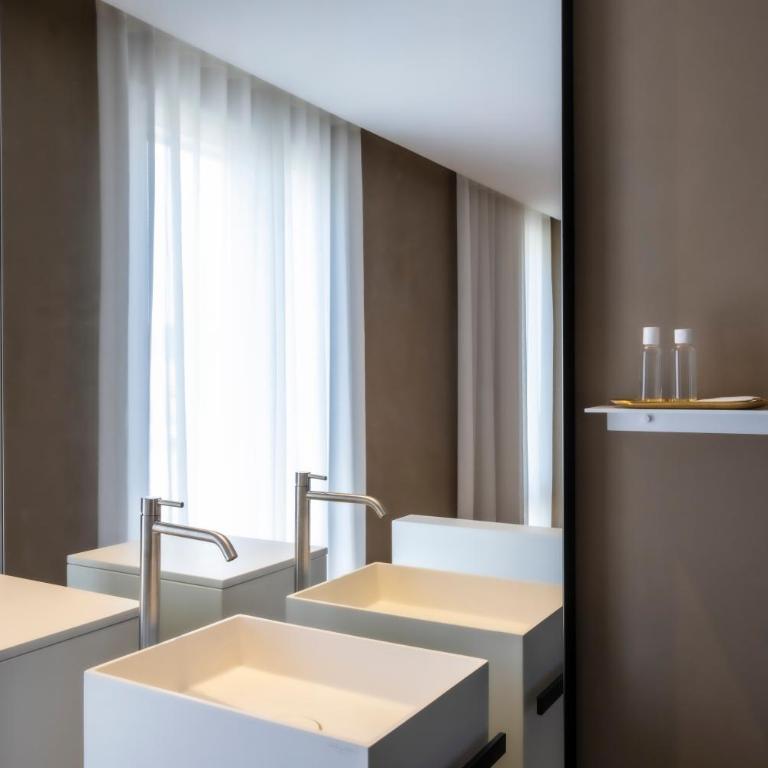 Amorgiù Luxury Suites - King Room with Spa Bath - 6