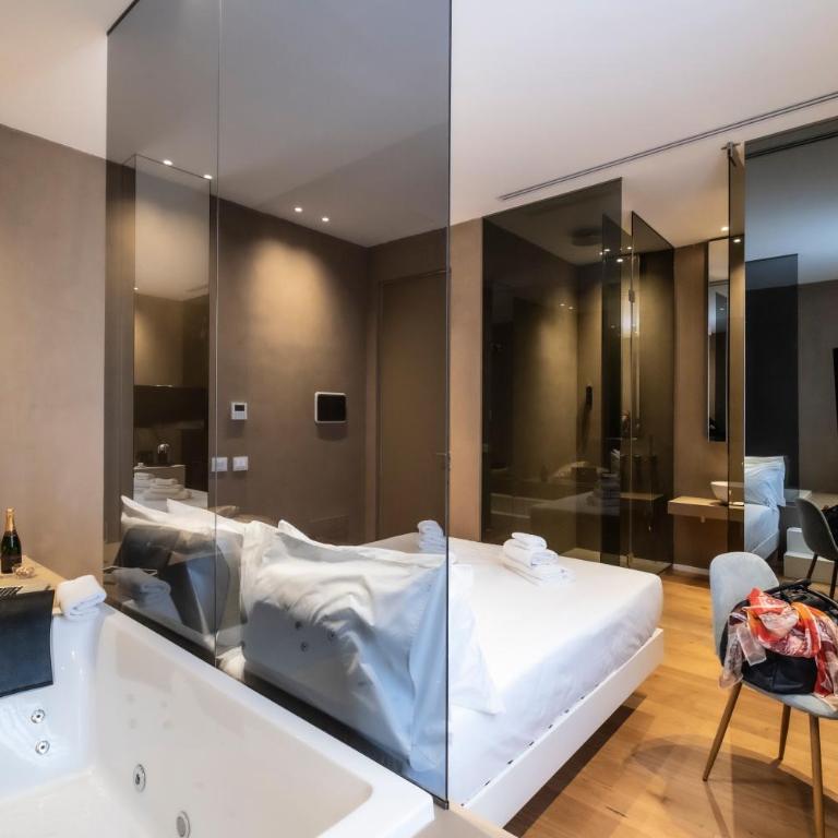 Amorgiù Luxury Suites - King Room with Spa Bath - 14