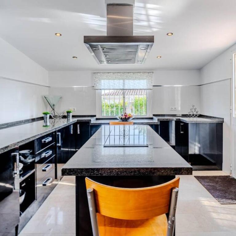 Cozy Villa in Marbella-Estepona - Villa - 19