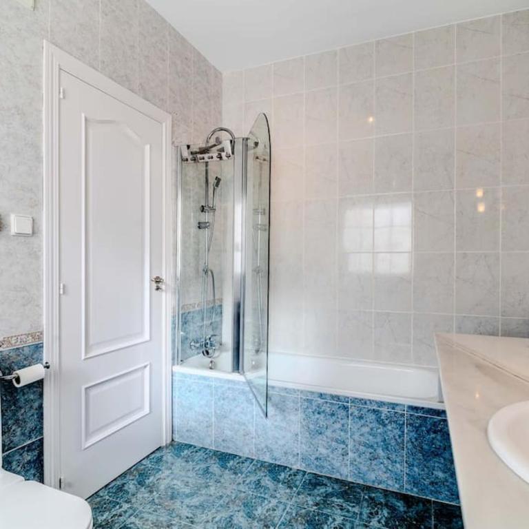 Cozy Villa in Marbella-Estepona - Villa - 33