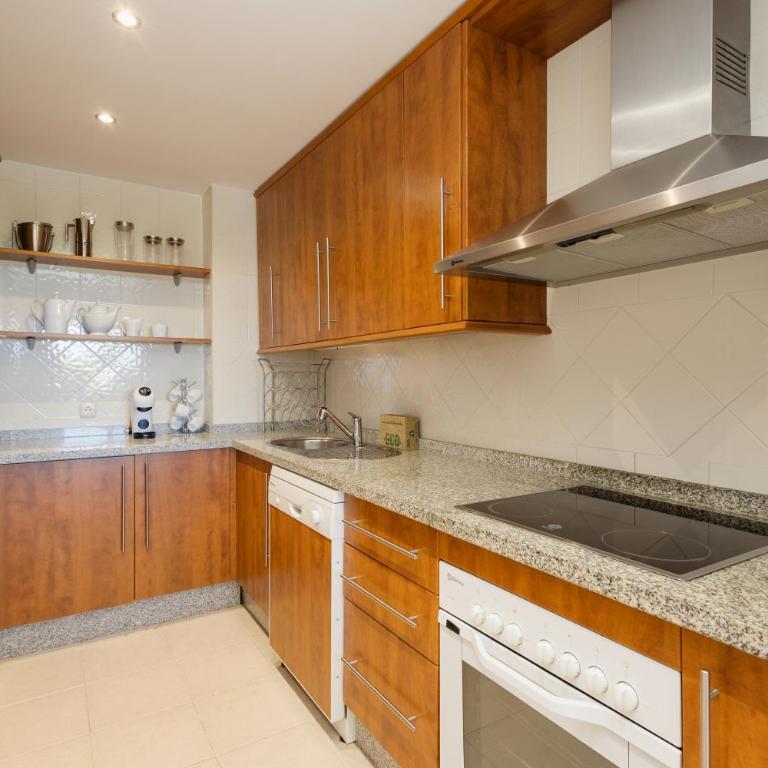 Holiday apartment with private terrace, just 10 minutes by car from Elviria Beach, Marbella - Three-Bedroom Apartment - 9
