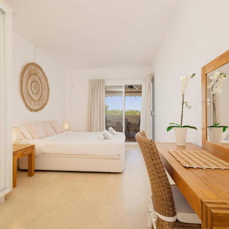 Holiday apartment with private terrace, just 10 minutes by car from Elviria Beach, Marbella - Three-Bedroom Apartment - 11