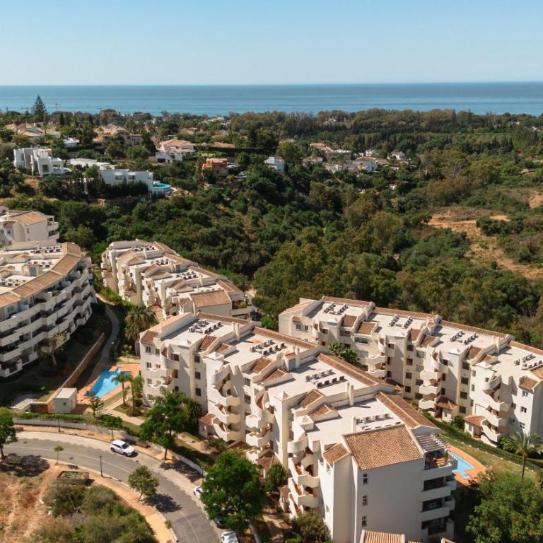 Holiday apartment with private terrace, just 10 minutes by car from Elviria Beach, Marbella - Three-Bedroom Apartment - 26