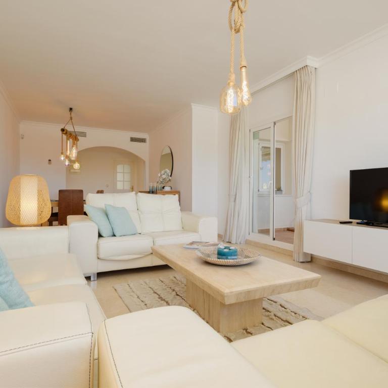 Holiday apartment with private terrace, just 10 minutes by car from Elviria Beach, Marbella - Three-Bedroom Apartment - 6