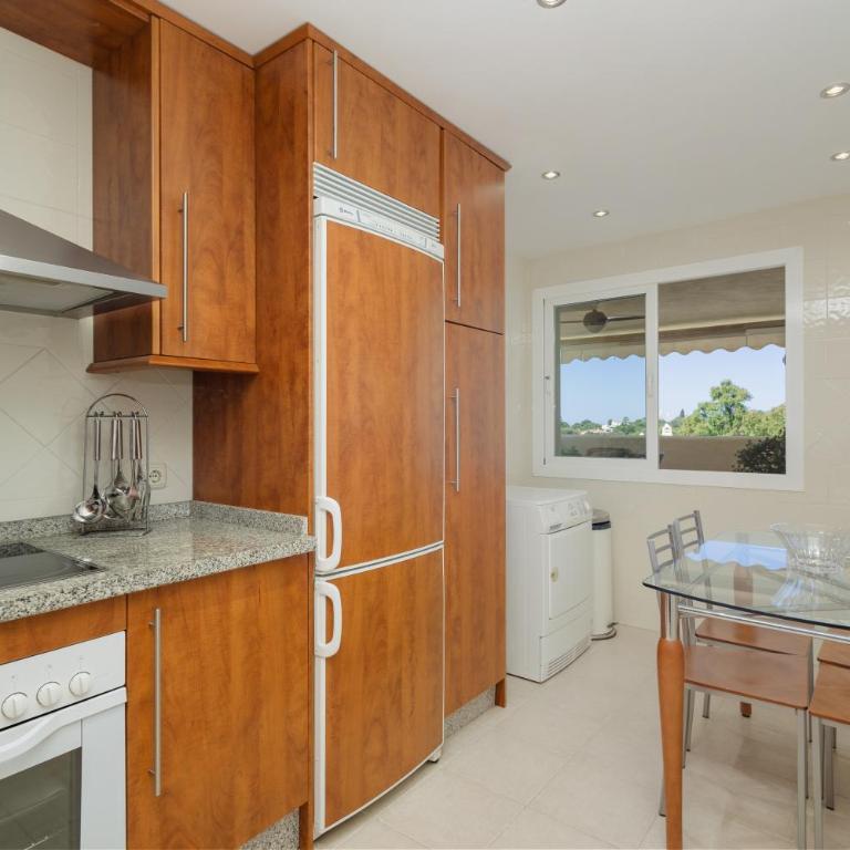 Holiday apartment with private terrace, just 10 minutes by car from Elviria Beach, Marbella - Three-Bedroom Apartment - 10