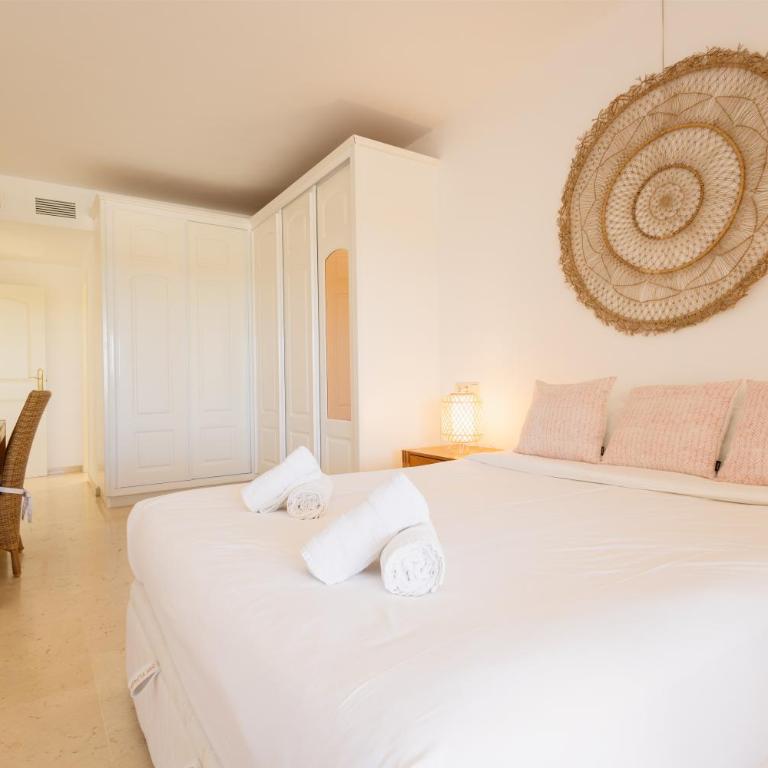Holiday apartment with private terrace, just 10 minutes by car from Elviria Beach, Marbella - Three-Bedroom Apartment - 13