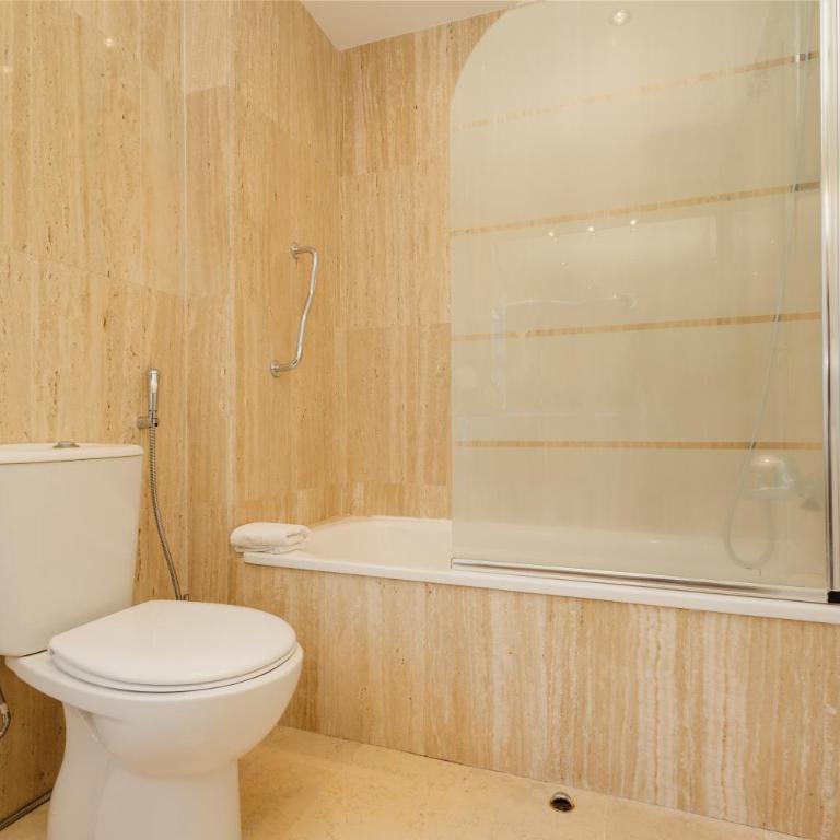Holiday apartment with private terrace, just 10 minutes by car from Elviria Beach, Marbella - Three-Bedroom Apartment - 15