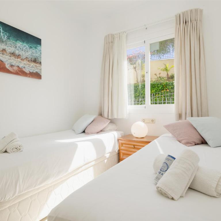 Holiday apartment with private terrace, just 10 minutes by car from Elviria Beach, Marbella - Three-Bedroom Apartment - 18