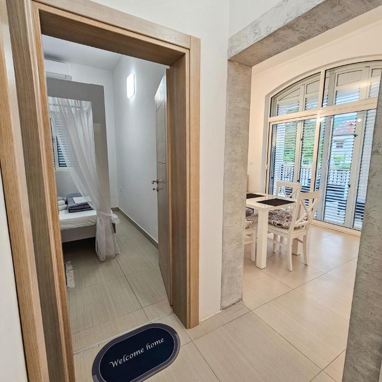 Boulevard Apartments - Apartment with Balcony - 8