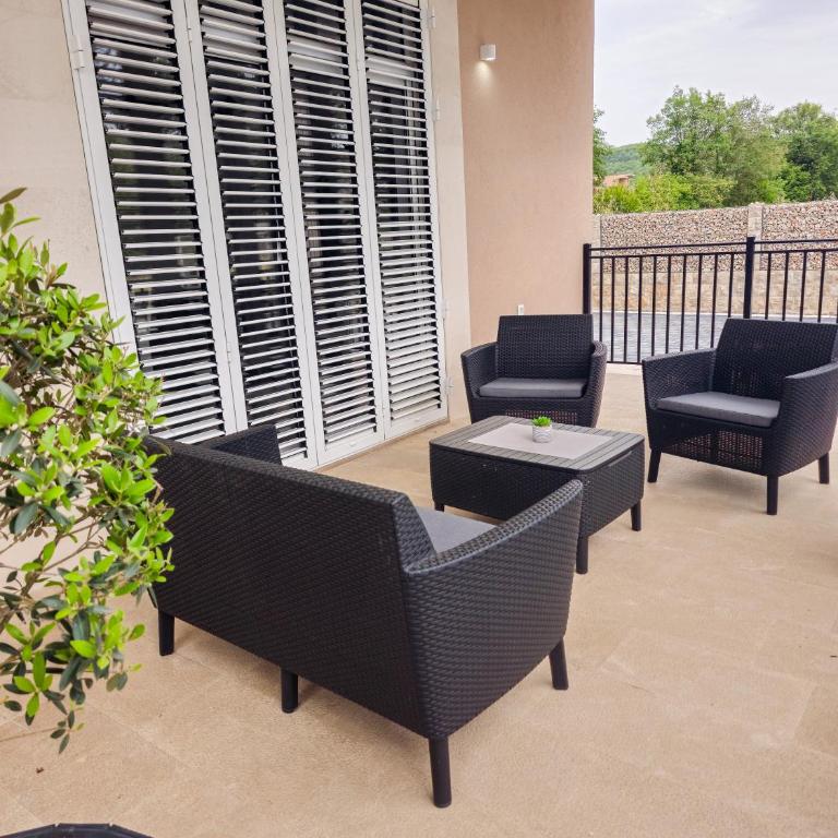 Boulevard Apartments - Apartment with Balcony - 9