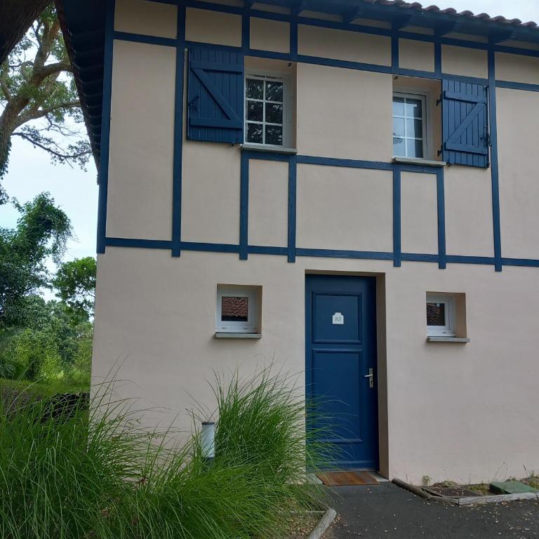 Maison les pieds dans l'eau, piscine et plage à pieds - Three-Bedroom House - 3