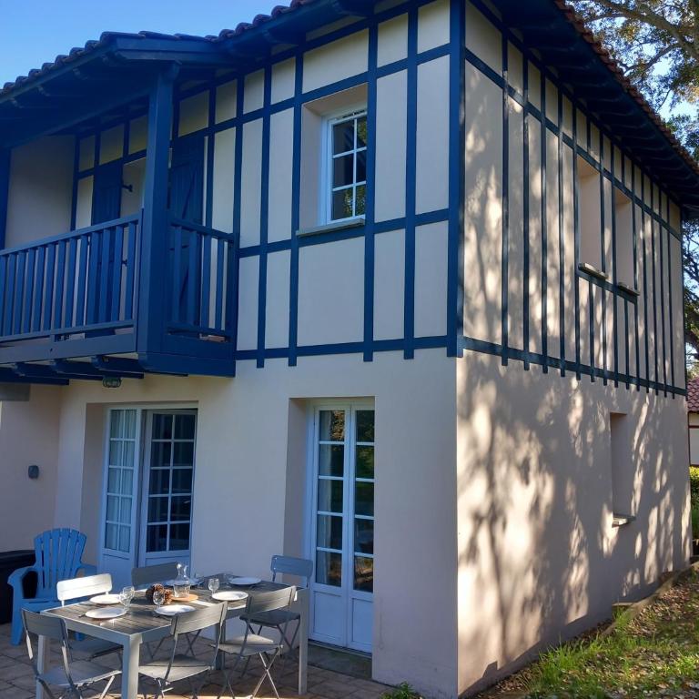 Maison les pieds dans l'eau, piscine et plage à pieds - Three-Bedroom House - 2