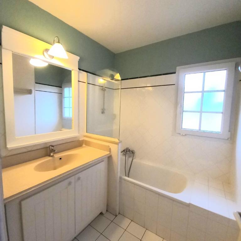 Maison les pieds dans l'eau, piscine et plage à pieds - Three-Bedroom House - 12