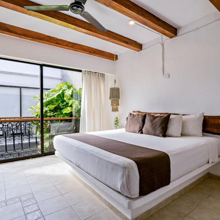 Hotel Banana Boutique & Spa - 5th Av Playa del Carmen - Deluxe King Room with Balcony and City Views - 5