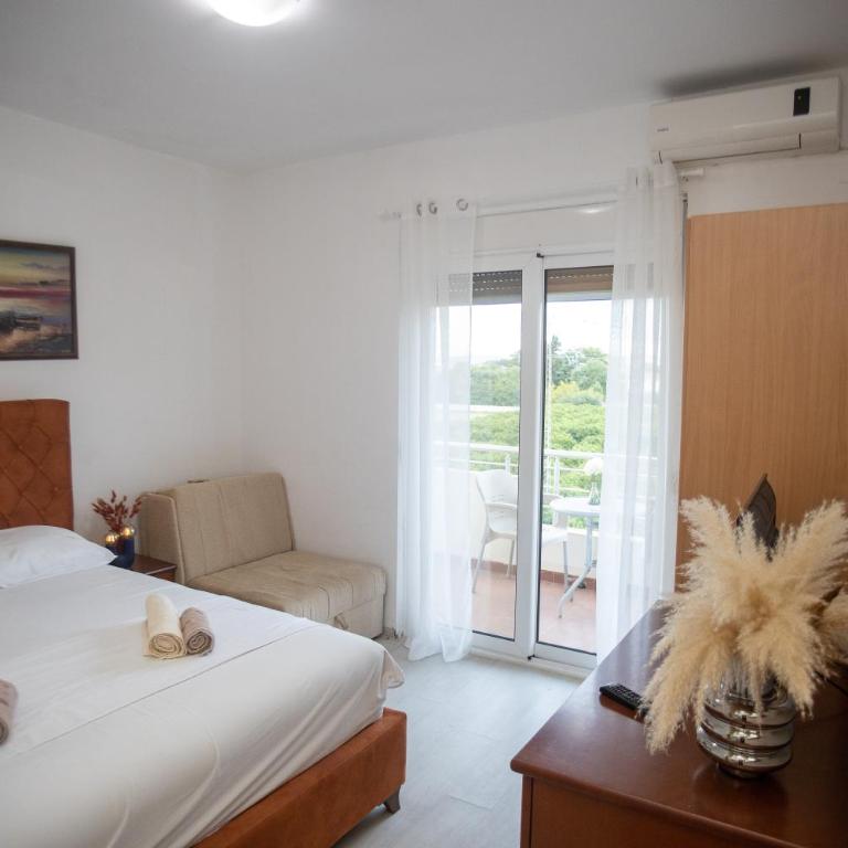 Villa Elezi - Deluxe Double or Twin Room with Balcony - 11