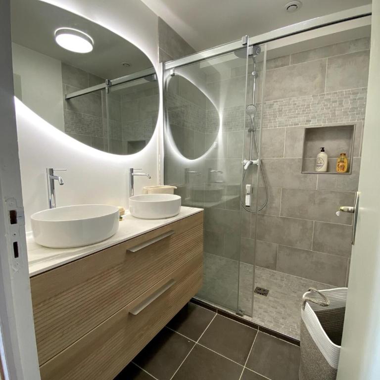 Établissement 3 étoiles avec ASCENSEUR, 3 appartements lumineux vue port avec balcon, 200m de la mer, Wifi Fibre, tous service inclus - Appartement 1 Chambre avec Balcon et Vue sur Mer - 14
