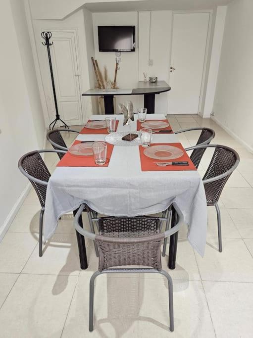Amplia casa ubicada en el centro 4Pax - By Inside - Three-Bedroom House - 25