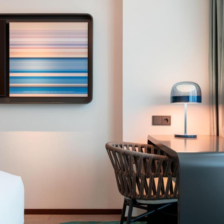 Labtwentytwo Barcelona, a Tribute Portfolio Hotel by Marriott - Standard King Room - 8