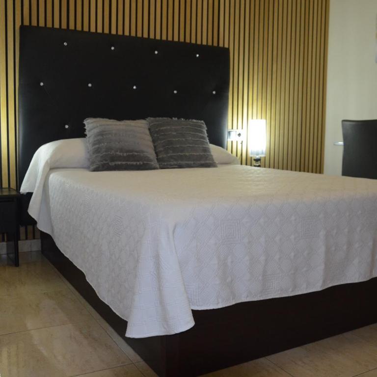 Hostal Mont Royal - Double or Twin Room - 11