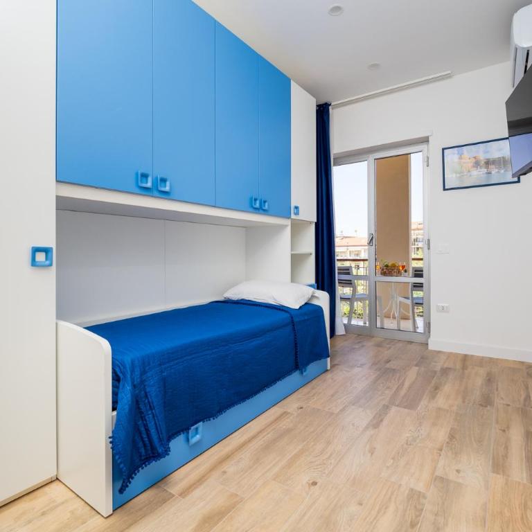 Nonno Angelo - 4 Bedrooms with Free Parking & Seaview Balcony - Three-Bedroom Apartment - 9