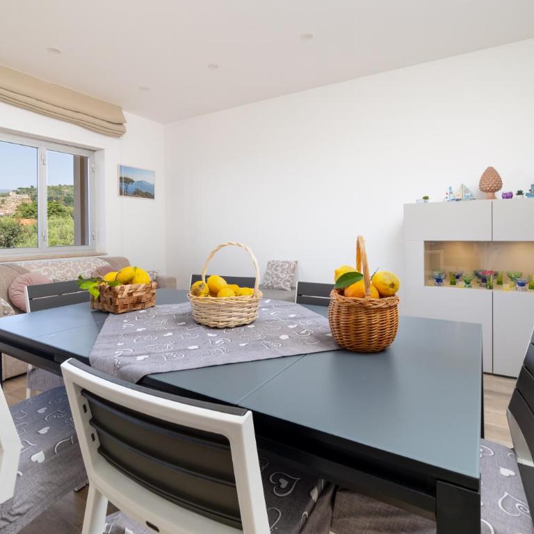 Nonno Angelo - 4 Bedrooms with Free Parking & Seaview Balcony - Three-Bedroom Apartment - 39