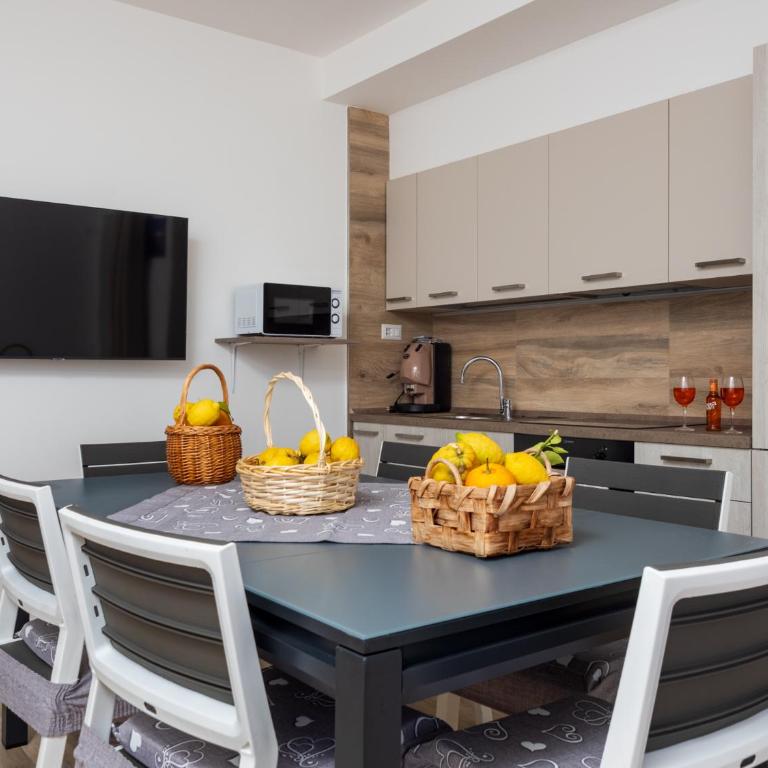 Nonno Angelo - 4 Bedrooms with Free Parking & Seaview Balcony - Three-Bedroom Apartment - 19