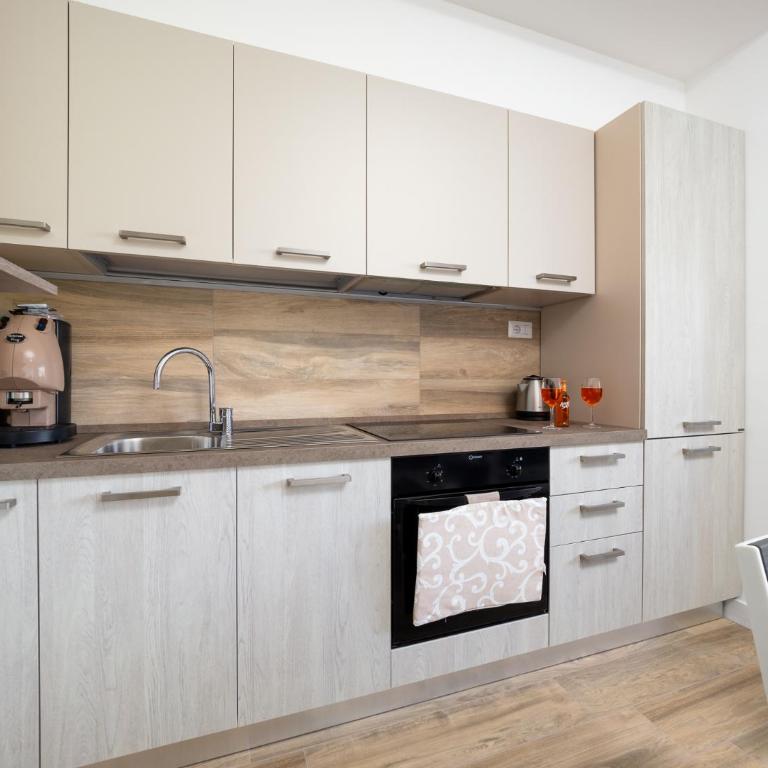 Nonno Angelo - 4 Bedrooms with Free Parking & Seaview Balcony - Three-Bedroom Apartment - 18