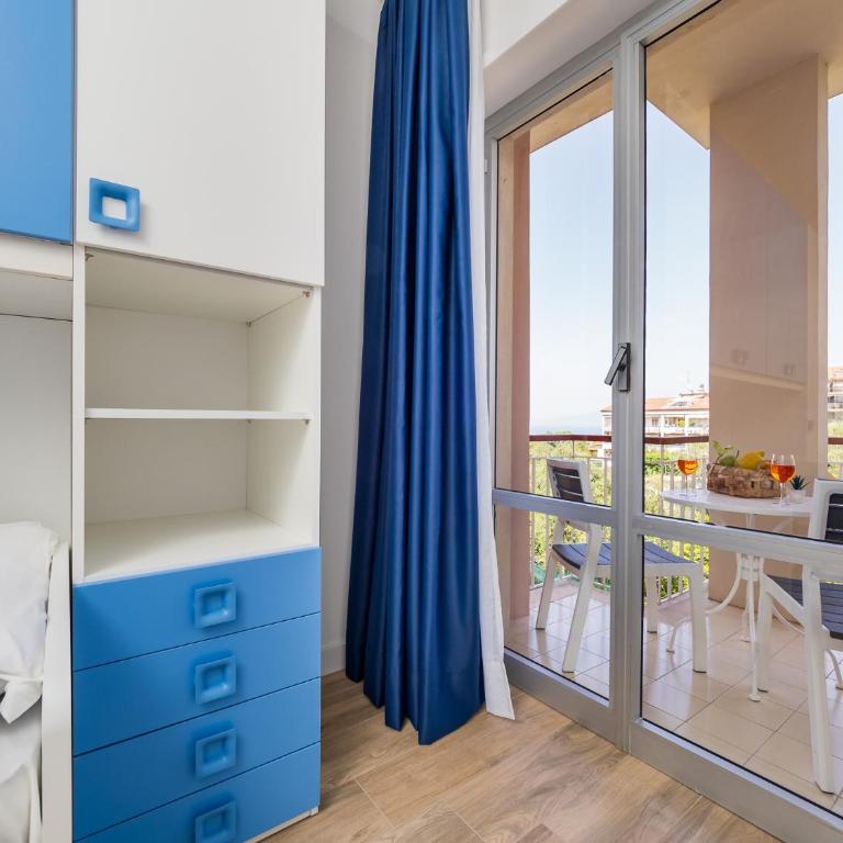 Nonno Angelo - 4 Bedrooms with Free Parking & Seaview Balcony - Three-Bedroom Apartment - 20