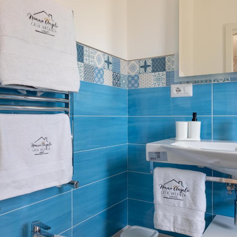 Nonno Angelo - 4 Bedrooms with Free Parking & Seaview Balcony - Three-Bedroom Apartment - 13
