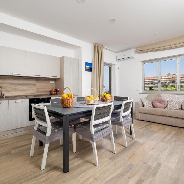 Nonno Angelo - 4 Bedrooms with Free Parking & Seaview Balcony - Three-Bedroom Apartment - 2