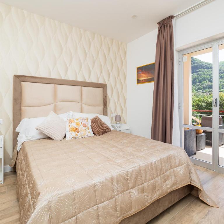 Nonno Angelo - 4 Bedrooms with Free Parking & Seaview Balcony - Three-Bedroom Apartment - 5