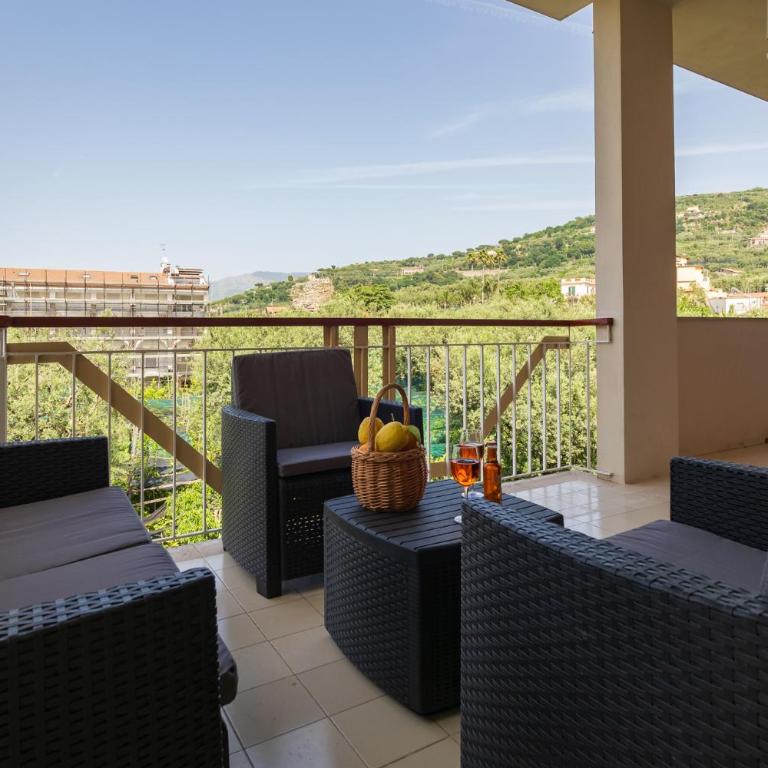 Nonno Angelo - 4 Bedrooms with Free Parking & Seaview Balcony - Three-Bedroom Apartment - 10